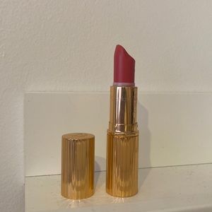 Charlotte Tilbury lipstick, color: Miranda way